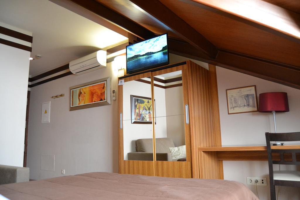 Hotel Apartamentos Don Juan I Alcala de Henares Exterior photo